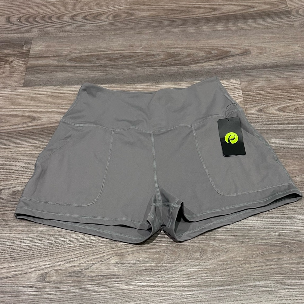 Gray Athletic Shorts with Elastic Waistband and Fitted Style